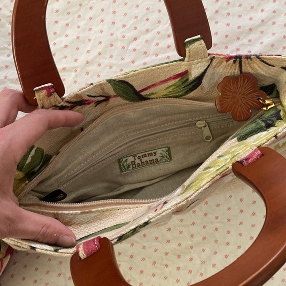 Matching big and little Tommy Bahama bags. - Picture 5 of 5